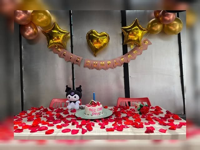 Montaje de cumpleaños en Hanami con globos y torta