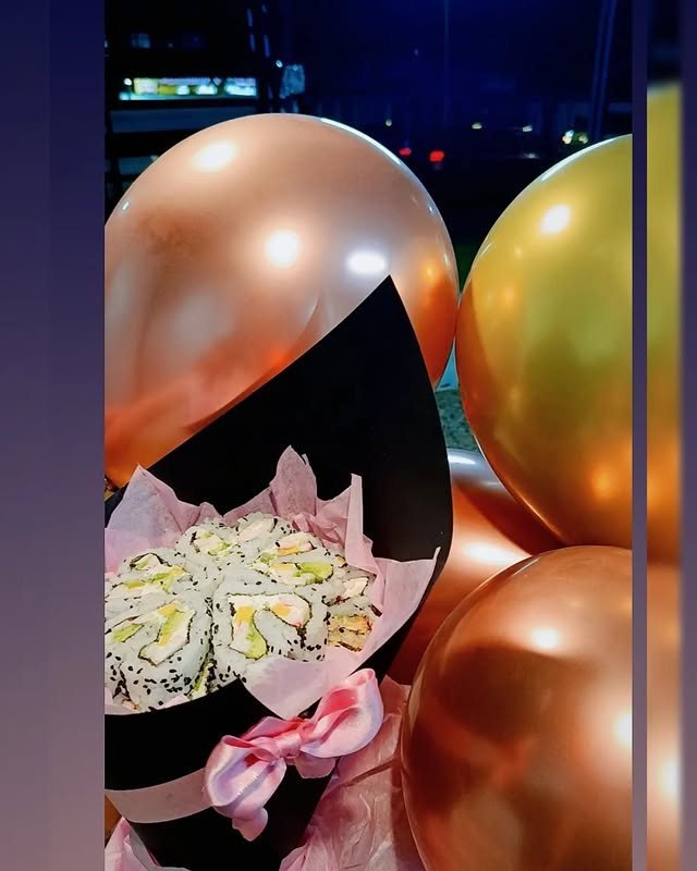 Ramo de sushi de Hanami con globos dorados